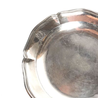 un plateau d'argent posé sur une table
