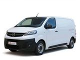 la camionnette blanche est garée sur le côté de la route