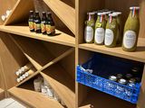 de nombreuses bouteilles de vin sur les étagères de la cuisine