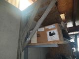 une boîte posée sur une étagère