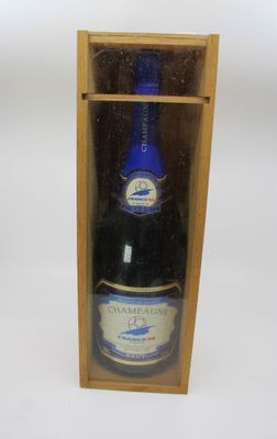 une bouteille de vin bleu dans un coffret en bois