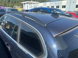 plusieurs voitures garées les unes à côté des autres dans un parking