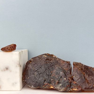 deux morceaux de chocolat posés sur un plan de travail, à côté d'une tablette de chocolat