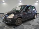 la photo d'une petite voiture noire garée dans un garage