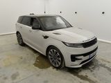 Le Range Rover blanc est garé dans une grande pièce.