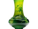 un vase en verre orné d'un motif vert et jaune