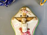 une figurine représentant Jésus sur une croix, posée sur une table