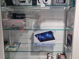 une vitrine en verre contenant de nombreux objets