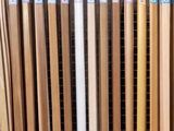 il y a beaucoup de types de bois différents dans le magasin