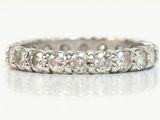 gros plan d'une bague en diamant sur une surface blanche