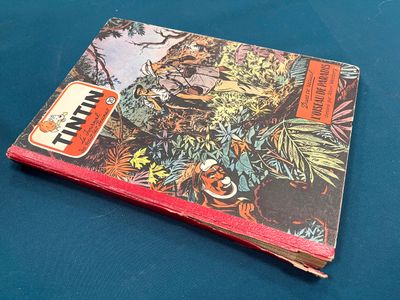 une vieille bande dessinée posée sur une table bleue