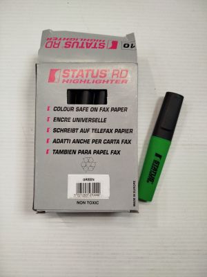un stylo vert posé à côté d'un stylo noir sur une table blanche