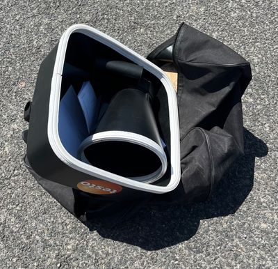 un sac noir avec un siège bleu et un sac noir avec un siège bleu
