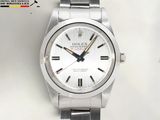 une photo d'une montre Rolex à cadran blanc montée sur un bracelet
