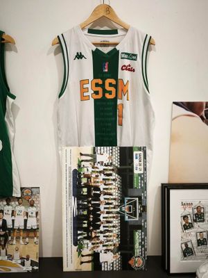 une photo d'un maillot de basket accroché au mur