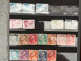 une photo d'une collection de timbres exposée dans un coffret
