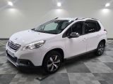 la voiture blanche est garée sur un sol en damier dans le garage