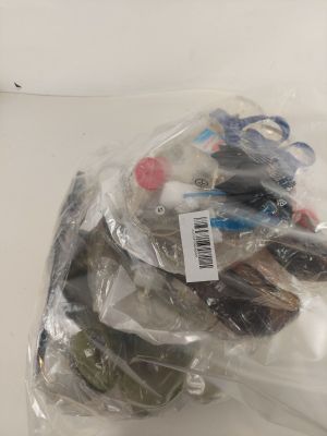 un trousseau de clés dans un sac en plastique posé sur une table