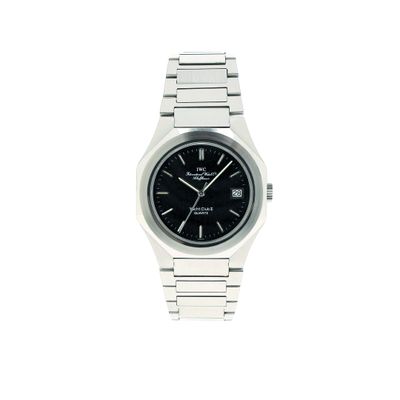 une image d'un gros plan d'une montre-bracelet sur un fond blanc