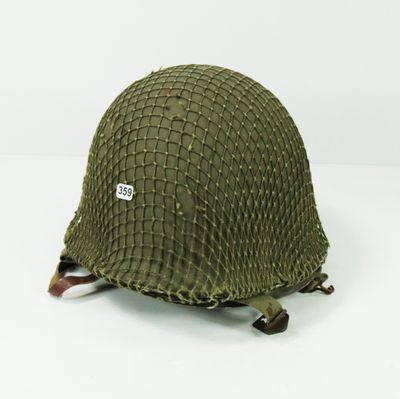 une image représentant un casque militaire posé sur une surface blanche
