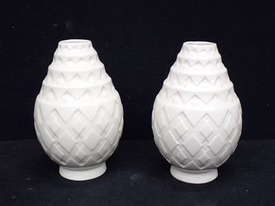 deux vases blancs posés sur une table