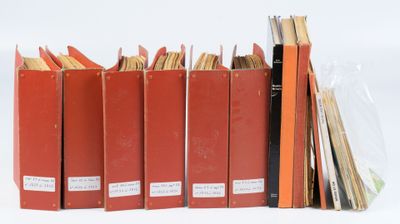 plusieurs livres sont empilés sur une surface blanche