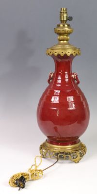 CHINE Importante lampe de forme balustre en porcelaine, sang…