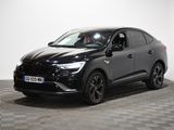 le 4x4 noir est garé sur le sol en damier d'une pièce