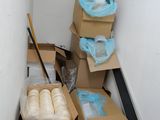 une pièce remplie de cartons et encore de cartons