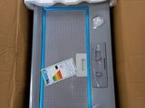 un petit réfrigérateur dans un carton sur lequel est collée une étiquette