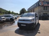 une camionnette blanche garée devant un bâtiment