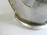 un gros plan d'un casque métallique posé sur une table