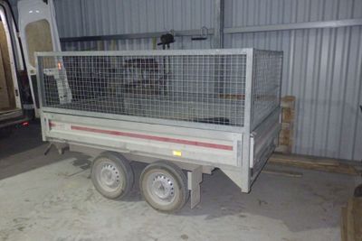 un camion équipé d'une cage à l'arrière, dans un garage