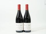 deux bouteilles de vin rouge posées l'une à côté de l'autre sur une surface blanche