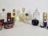 de nombreux flacons de parfum de toutes sortes posés sur une surface blanche