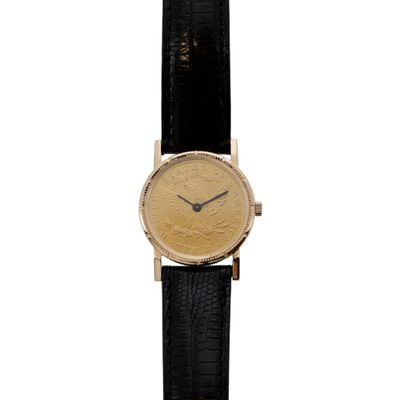gros plan d'une montre sur fond blanc avec un bracelet noir