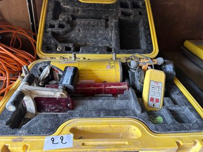 une mallette jaune contenant des outils, posée sur une table