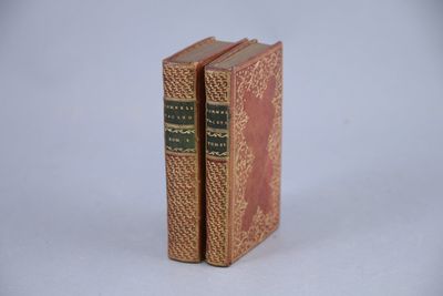 deux livres posés l'un sur l'autre sur une surface blanche
