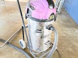 une machine posée sur le sol du garage