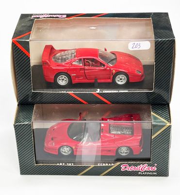 une petite voiture rouge dans une boîte sur une surface blanche