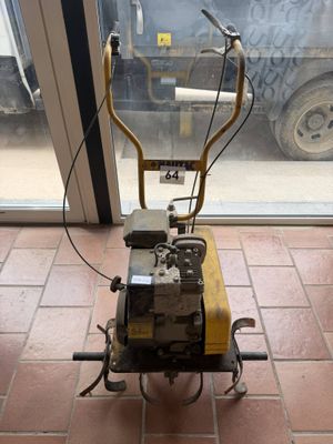 une machine posée par terre devant une fenêtre