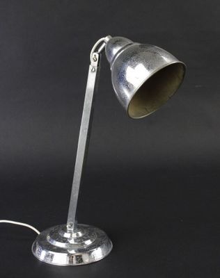 Lampe de table orientable en métal chromé. - Photo 1