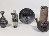 de nombreux types de vases différents posés sur une table