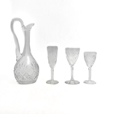 quatre verres à vin et un pichet posés les uns à côté des autres