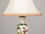 une lampe posée sur une table et munie d'un abat-jour