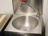 un lavabo avec un extincteur à côté