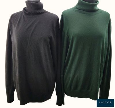 deux pulls verts et noirs posés l'un à côté de l'autre sur un mannequin