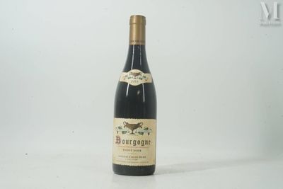 une bouteille de vin posée sur une table