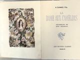 un livre ouvert sur lequel figure une femme