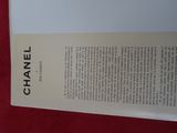 le livre est ouvert sur une surface rouge recouverte d'une nappe rouge